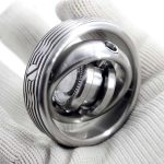 Robust metallpress för säkra anslutningar inom industrin, med exakt design och finish i rostfritt stål.