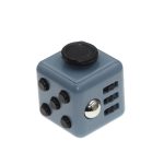 Grå elektrisk kub med svarta knappar, USB-port och strömbrytare, perfekt för vetenskaplig inredning eller kontor.