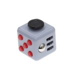 Vetenskaplig spelkub med röda knappar, svart strömbrytare och USB-portar, perfekt för lekfullt lärande inom vetenskap och teknik.