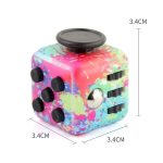 Färgglad rullkub med svarta knappar, roterande platta, dimensioner 3,4 cm, perfekt för utbildningsspel eller vetenskaplig inredning.