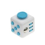 Utbildningstärning i form av en kub med blå knappar och USB-portar, perfekt för vetenskaps- och modern inredning.