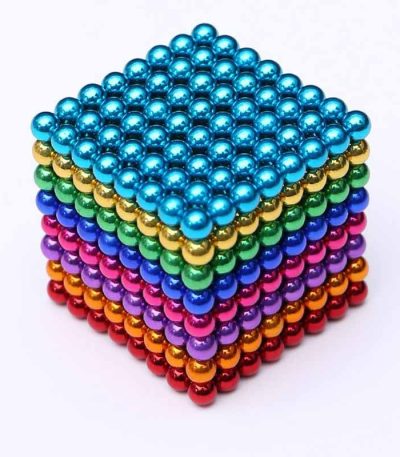 Färgglada magnetkulor staplade i en pyramid, perfekta för vetenskaplig dekoration och kognitiv stimulans.