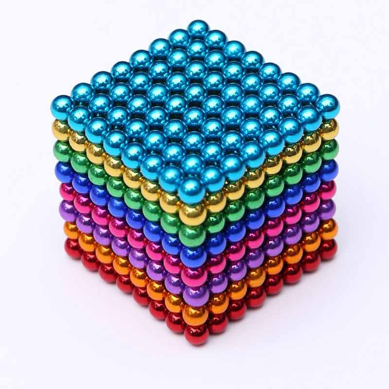 Färgglada magnetkulor staplade i en pyramid, perfekta för vetenskaplig dekoration och kognitiv stimulans.