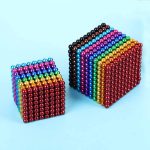 Färgglada magnetkulor som bildar två pyramider, perfekta för vetenskaplig eller pedagogisk dekoration.