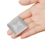 Liten pyramid i silvermetall hålls i handflatan, illustration av ett modernt vetenskapligt eller dekorativt objekt.