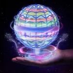 Flytande holografisk vetenskaplig sfär med färgglada ljuseffekter, som representerar futuristisk teknologi och vetenskap, svävande i ett stjärnigt utrymme.