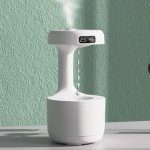 Bluetooth-högtalare med design i form av en nattlampa, vit, med digital display, perfekt för modern inredning och musikuppspelning.