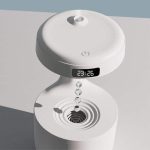 Modern bordsklocka med digital display, stilren vit design, integrerad i ett vetenskapligt objekt, idealisk för kontors- eller arbetsmiljö.