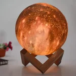 3D-månlampa med trästativ, inredning inspirerad av astronomi, varm och realistisk belysning, idealisk för en mysig atmosfär.