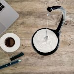 Originell pennhållare i form av ett laboratoriums bägare, perfekt för kontorsdekoration eller ett vetenskapligt utrymme, som förenar modern design med vetenskaplig touch.