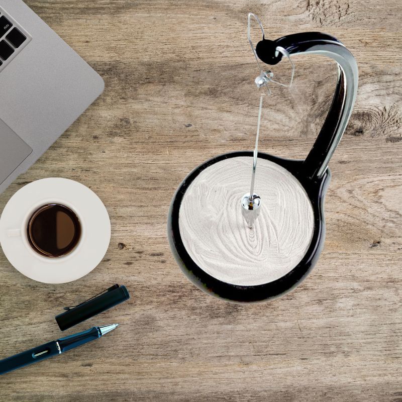 Originell pennhållare i form av ett laboratoriums bägare, perfekt för kontorsdekoration eller ett vetenskapligt utrymme, som förenar modern design med vetenskaplig touch.