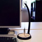 Skrivbordsstöd för gravitationspekare med stabil bas och elegant design.