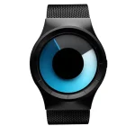 Modern smartklocka med cirkulär urtavla och svart tygarmband, som visar en innovativ och ren gränssnitt för en futuristisk stil.