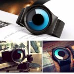 Smartklocka med innovativ design inspirerad av vetenskap, med blå och svarta cirkulära urtavla, perfekt för teknik- och vetenskapsälskare.