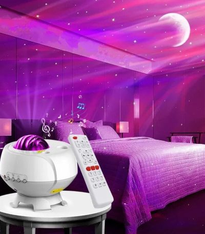 Kosmisk projektorlampa i ett sovrum, som skapar en stjärnig atmosfär med lila färger och en nattlig himmel, idealisk för avslappnande och immersiv inredning.