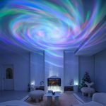 Utsikt över ett modernt vardagsrum med ett tak belyst av färgglada ljusprojektioner i spiral, vilket skapar en sagolik och avslappnande atmosfär.