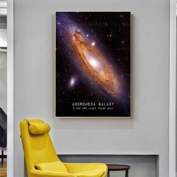 Väggaffisch som representerar Andromedagalaxen, med färgglada detaljer och lysande stjärnor, perfekt för vetenskaplig eller kosmisk inredning i ett modernt inre.