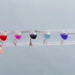 Transparenta stavar med färgade vätskor i suspension, används för vetenskapliga experiment eller dekoration.