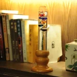Glas skjutmått med exakt mekanism för att mäta med elegans och precision. Idealisk för vetenskapsentusiaster och vetenskaplig dekoration, som ger en vintage touch.