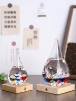 Laboratoriekrukor i glas som innehåller färgade vätskor, placerade på träbaser, dekorativa och pedagogiska, perfekta för vetenskaplig dekoration eller lärande.