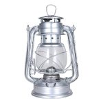 Vintage campinglampa i silverfärgad metall med handtag, idealisk för utomhusaktiviteter eller inredning i vetenskaplig eller retro stil.