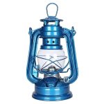 Vintage campinglampa i blå metall med handtag, idealisk för utomhusaktiviteter och nödsituationer. Retro och robust design, perfekt för vetenskaplig eller äventyrs inredning.