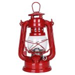 Retro röd campinglampa, idealisk för utomhusaktiviteter eller temainredning inomhus.