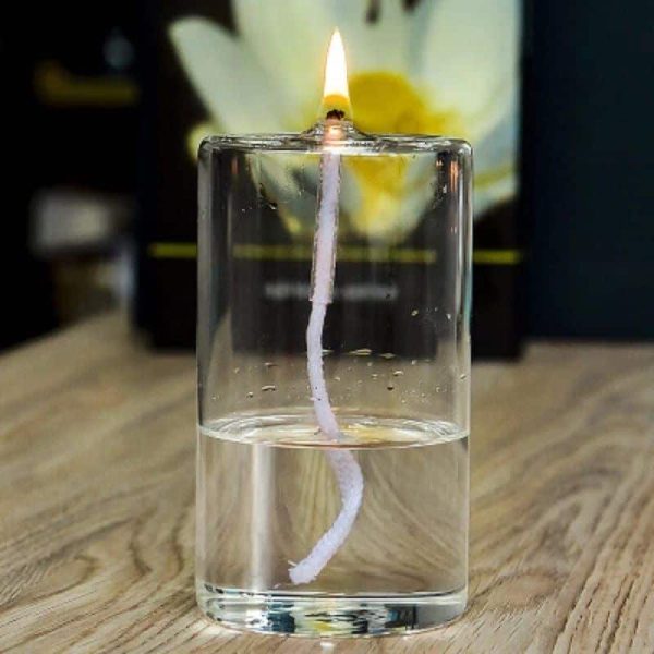 Tänd ljus med synlig veke i ett glas vatten, som skapar en intressant visuell effekt. Perfekt för vetenskaplig inredning eller som samlarobjekt.