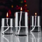 Flytande ljus i glas med tända lågor, perfekta för inredning inomhus eller utomhus vid festliga tillfällen eller för att skapa en varm atmosfär.