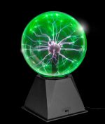 Plasma-lampa med gröna och lila ljuseffekter, som föreställer ett elektriskt träd i en glaskula, på en svart bas.