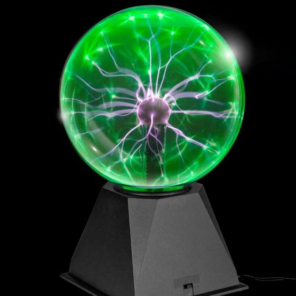 Plasma-lampa med gröna och lila ljuseffekter, som föreställer ett elektriskt träd i en glaskula, på en svart bas.