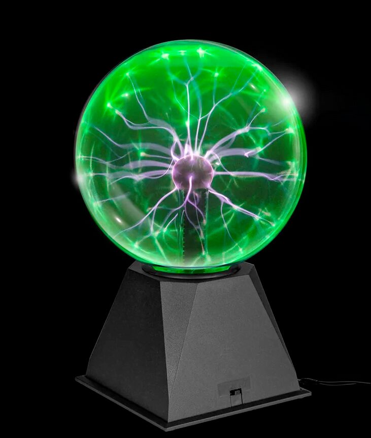 Plasma-lampa med gröna och lila ljuseffekter, som föreställer ett elektriskt träd i en glaskula, på en svart bas.
