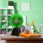 Tesla Ball-lampa med grönt ljus, idealisk för vetenskaplig och pedagogisk inredning. Perfekt för ett kontor eller ett barnrum, som ger en touch av vetenskap och modernitet.