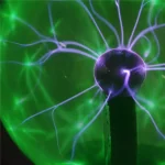 Plasma-glödlampa med ljusurladdningar i lila och grönt.