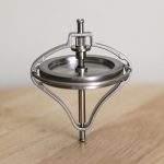 Laboratoriepivot i rostfritt stål, används för vetenskapliga experiment och demonstrationer i laboratoriet. Robust och hållbar design för precis och pålitlig användning.