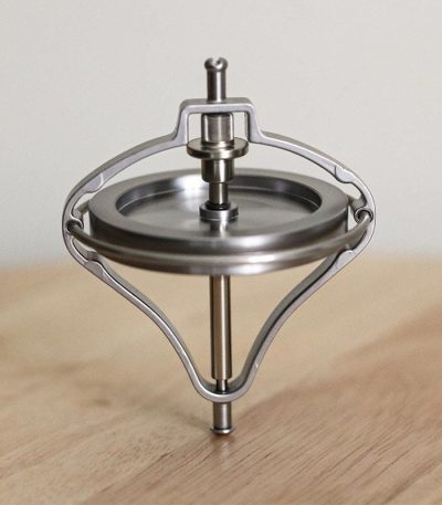 Laboratoriepivot i rostfritt stål, används för vetenskapliga experiment och demonstrationer i laboratoriet. Robust och hållbar design för precis och pålitlig användning.
