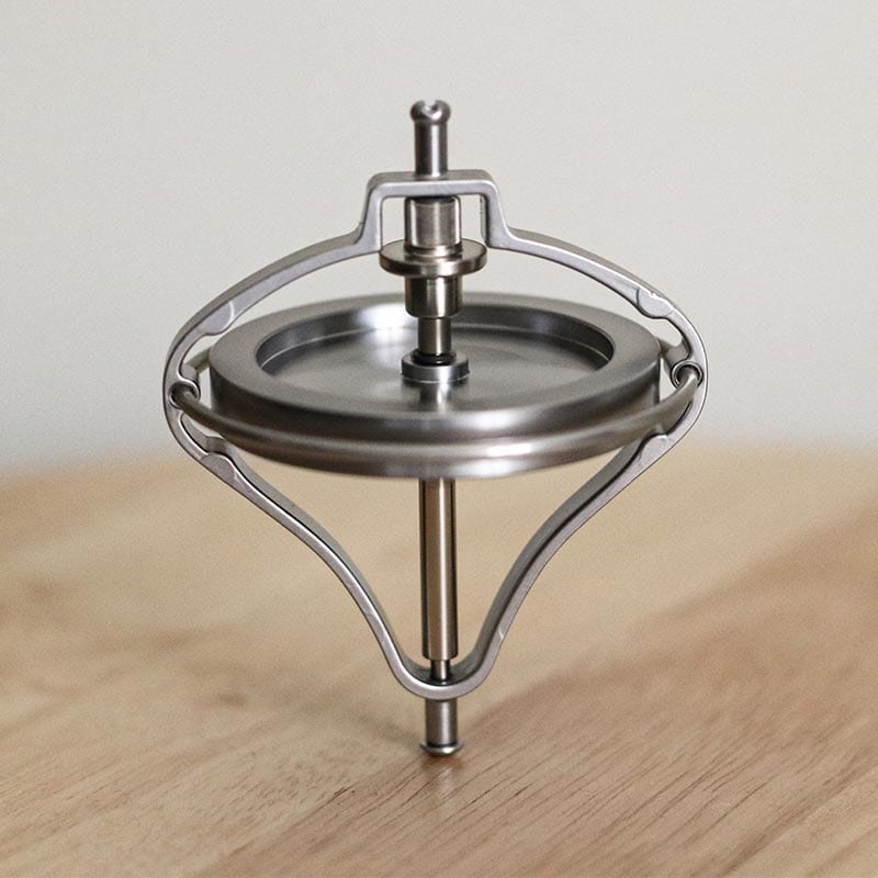 Laboratoriepivot i rostfritt stål, används för vetenskapliga experiment och demonstrationer i laboratoriet. Robust och hållbar design för precis och pålitlig användning.