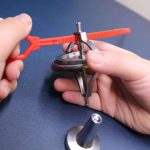 Precisionverktyg i stål för vetenskapliga experiment, används för att fästa eller justera komponenter vid laboratoriemanipulationer.