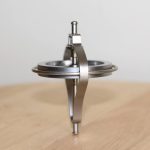 Precisionspulley i metall, används i vetenskapliga experiment för att mäta kraft och massa med precision. Idealisk för laboratorier och vetenskaplig undervisning.