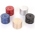 Set med fem staplar av magneter i färgerna röd, vit, blå, svart och guld, med spiraldesign, perfekta för dekoration eller vetenskap.