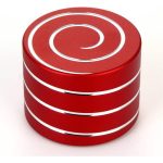 Röd metallpyramid med vita band, modern och funktionell design, idealisk för vetenskaplig eller kontorsdekoration.