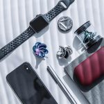 Smart klocka med silikonarmband, laboratorietillbehör och innovativa teknologiska prylar.
