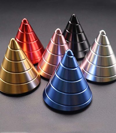 Set med färgglada metallpyramider i guld, röd, rosa, svart, blå och silver, perfekta för vetenskaplig eller kontorsdekoration.