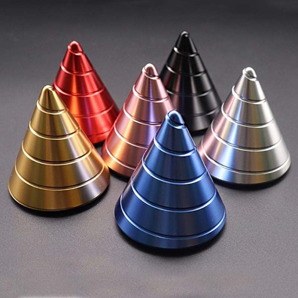 Set med färgglada metallpyramider i guld, röd, rosa, svart, blå och silver, perfekta för vetenskaplig eller kontorsdekoration.
