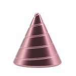 Dekorativ pyramid i glänsande rosa metall med koncentriska linjer, idealisk för vetenskaplig eller modern dekoration.