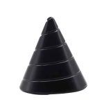 Förvaringspyramid i svart plast, perfekt för att organisera och förvara olika små föremål eller laboratorieförnödenheter. Kompakt och praktisk design för vetenskapligt eller dekorativt bruk.