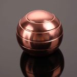 Rosa koppar duschhuvud med glänsande yta, modern och elegant design, perfekt för ett sofistikerat badrum.