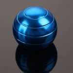 Glänsande blå metallisk vetenskapsboll med slät yta och koncentriska detaljer, perfekt för dekoration eller samling av vetenskapliga objekt.