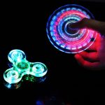 Handdocka med roterande LED-fidget spinner.