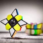 Vetenskapligt pussel i form av en Rubik's Cube med färgglada bitar och unik struktur.